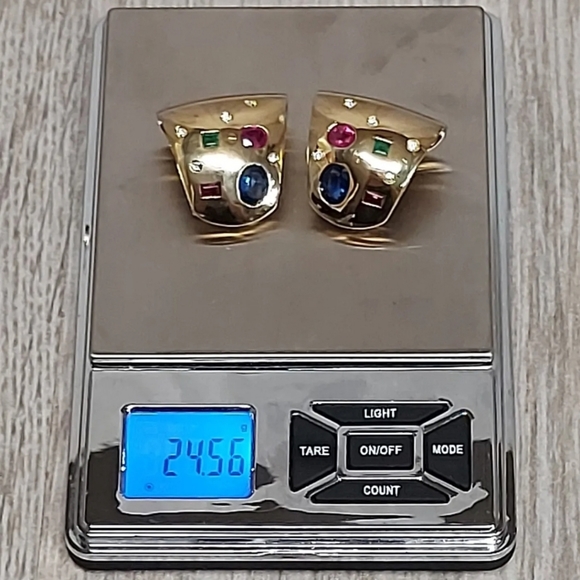 An exquisite pair of Artisanal Crafted 18kt Yellow Gold Clip-back Earrings - Picture 8 of 11